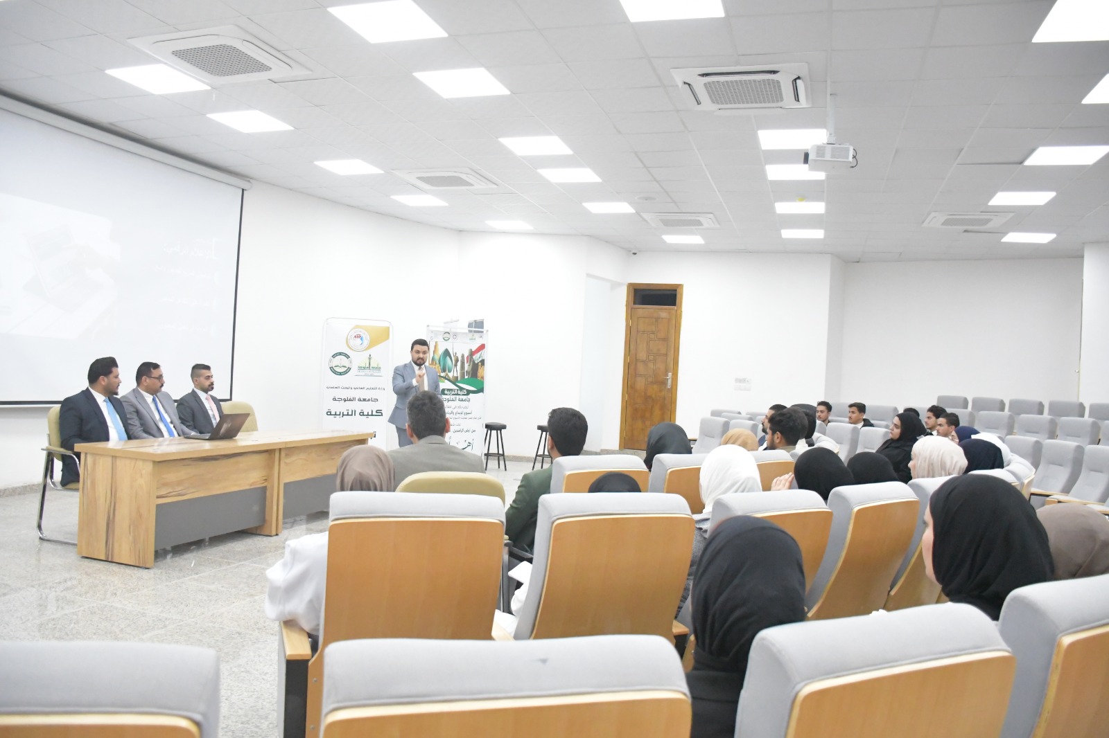 A Scientific Seminar Discusses the Role of Social Media in the Success of Entrepreneurial Projects