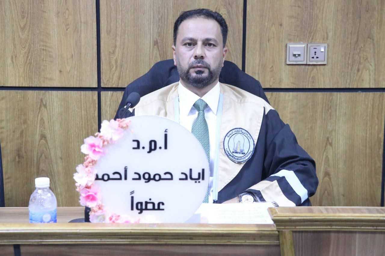 رئيس قسم اللغة الإنجليزية يشارك في مناقشة رسالة ماجستير