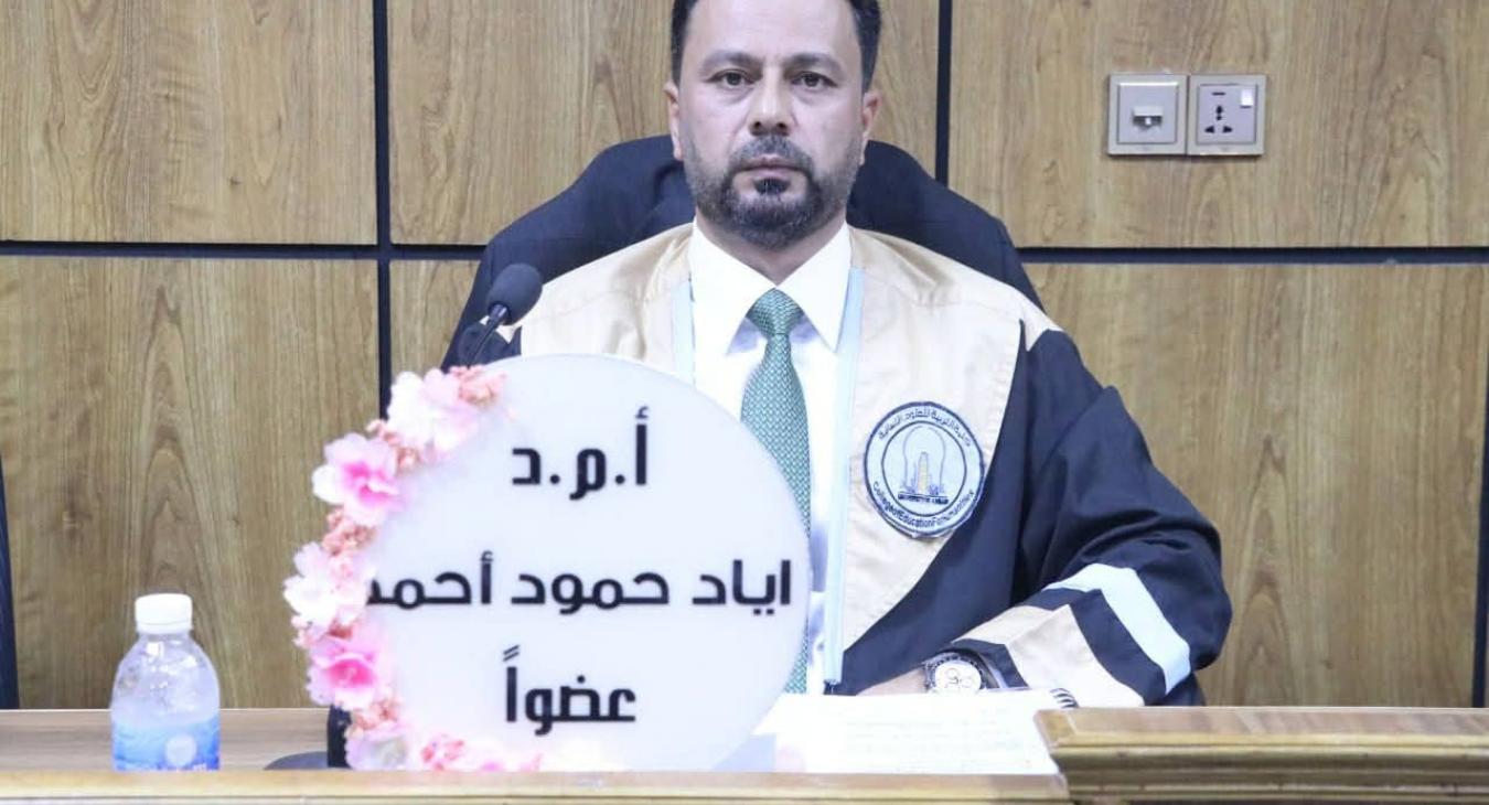 رئيس قسم اللغة الإنجليزية يشارك في مناقشة رسالة ماجستير